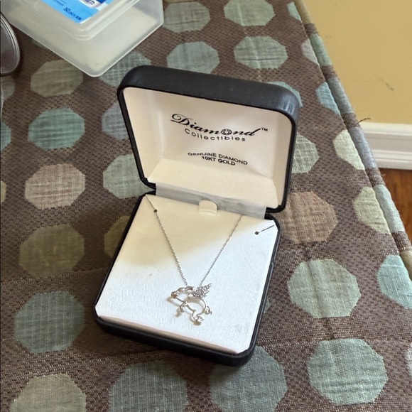 Diamond Collectibles 10kt Gold Flying Pig Pendant Necklace - Picture 5 of 5